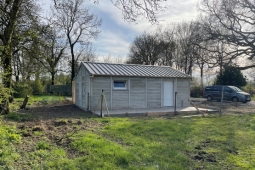 Double garage en béton aspect bois avec bûcher